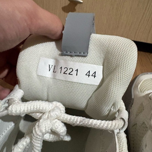 Louis Vuitton Skates Grey shoes like new, size 44
