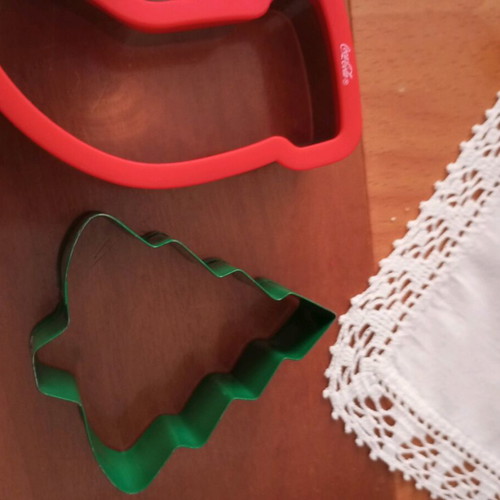 Tupperware cookie cutters like new, set of 3 with tree, boot and little person designs