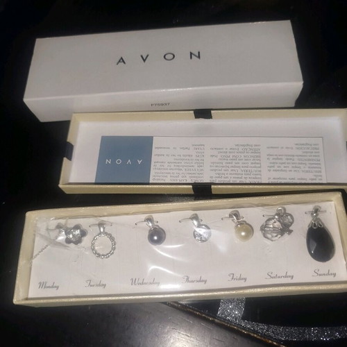 Calendar by AVON necklace set new, silver, in case