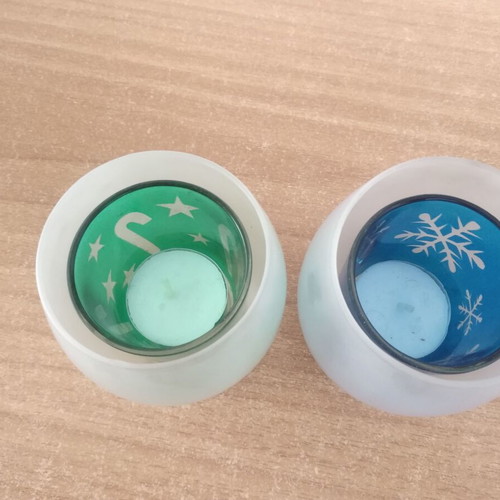 Set of 2 glass tealight candle holders with decorative colors