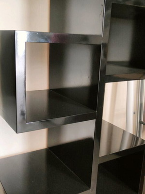 Επαγγελματικός εξοπλισμός καταστήματος σαν καινούργιος, σετ 2 ραφιέρες και κρεμάστρα