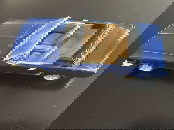 Δύο μοντέλα αυτοκινήτων Ford Mustang 1:23