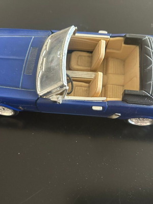Δύο μοντέλα αυτοκινήτων Ford Mustang 1:23