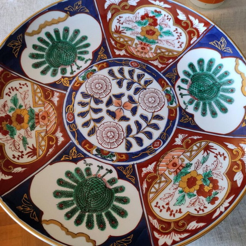 Imari porcelain plates set of 2 like new with gold details