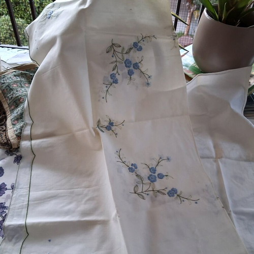 Tablecloths like new, various pieces of crochet and embroidered
