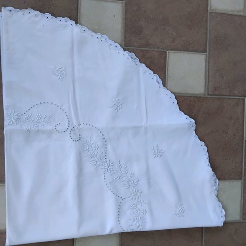 Rotonda set with hand-embroidered napkins like new