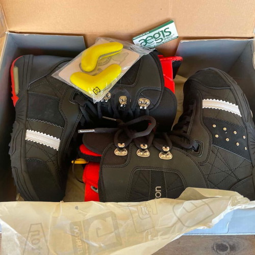 Burton Sapphire Women's Snowboard Boots new, size US 8, black/red