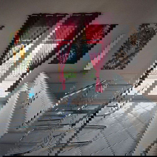 Επιπλωμένο διαμέρισμα 2ου ορόφου σε μονοκατοικία 100τμ στην Αρτέμιδα με θέα θάλασσα