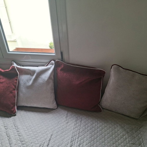 Decorative pillows like new, set of 4 in gray and burgundy