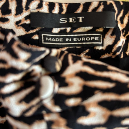 Leopard skirt like new with front button details, size XS
