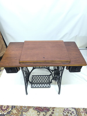 Singer Vintage Sewing Machine like new with electric power