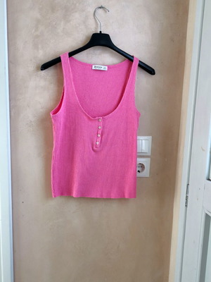 Women's pink sleeveless top used with open bust