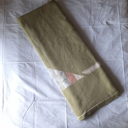 Single blanket used, green color
