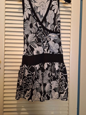 Mini dress black and white with floral pattern like new