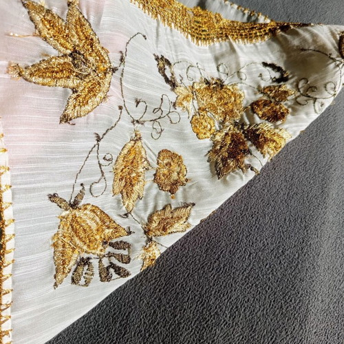 Set of 3 vintage gold-embroidered linens like new