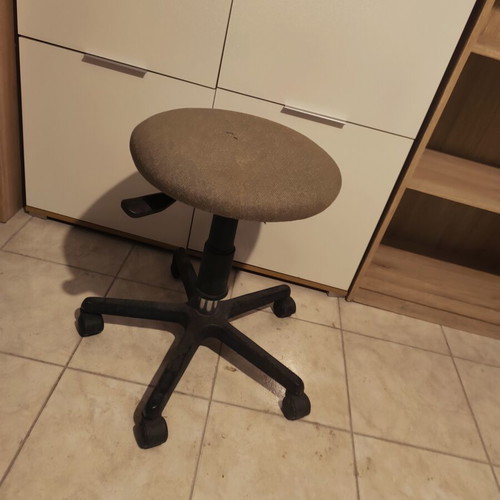 Swivel stool 55cm height, 40cm diameter with wheels