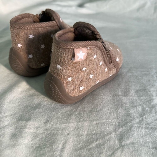 LaRedoute baby slippers like new, brown/beige with white stars, size 19