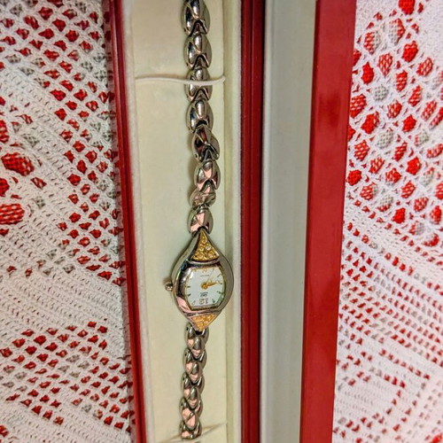 Q&Q women's wristwatch like new, bracelet style with gold strass