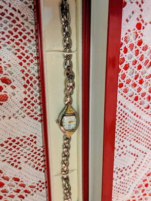 Q&Q women's wristwatch like new, bracelet style with gold strass