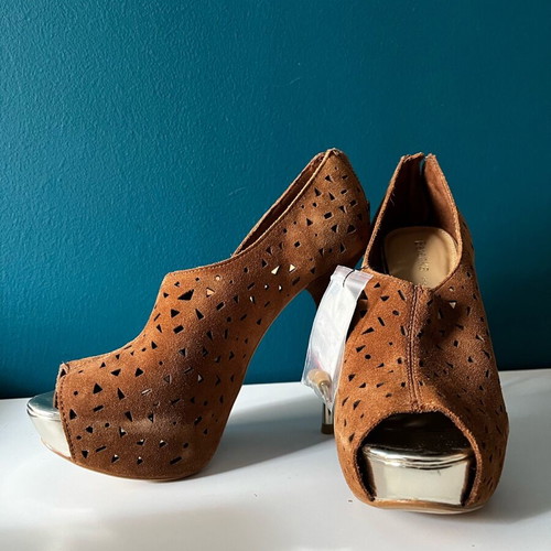 Bershka suede shoes size 37 new beige with gold detail