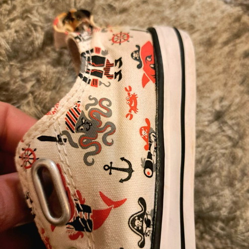 Converse All Star kids sneakers No25 like new with pirate design