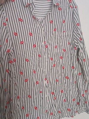 Shirt new, size L, loose fit, white with lips print