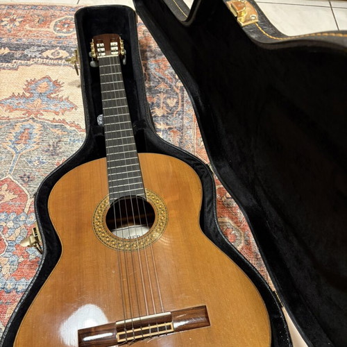 Ahera Concerto Classical Guitar like new with case