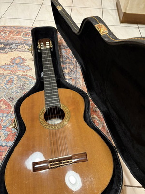 Ahera Concerto Classical Guitar like new with case
