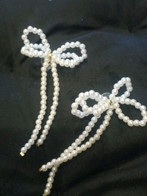 Bow-shaped earrings with white bead pearls like new, lightweight