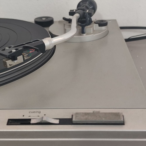 Technics turntable without needle or cover lid
