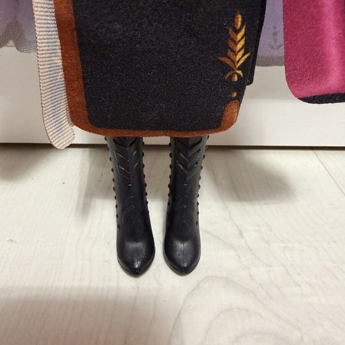 Hasbro 2018 Anna Frozen 2 doll like new with original outfit