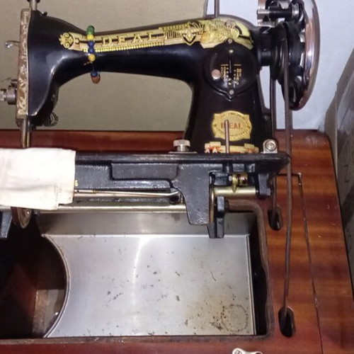 Ideal sewing machine like new, antique model with wooden cabinet