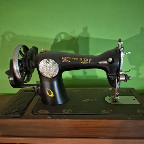 Vintage sewing machine like new, collectible piece