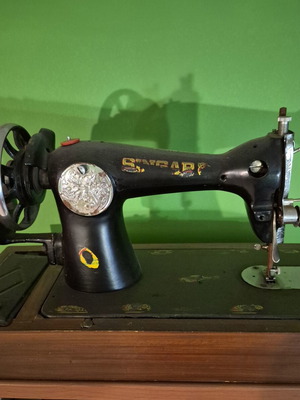 Vintage sewing machine like new, collectible piece