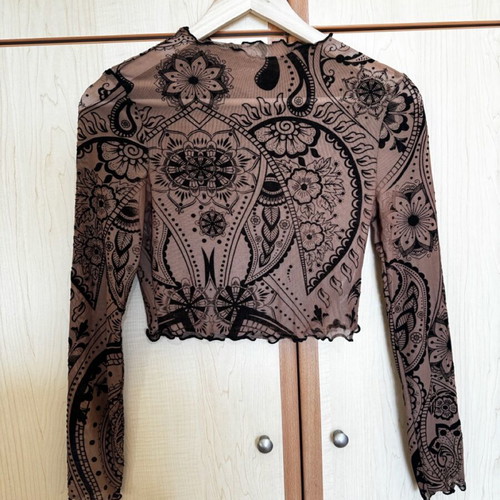 Cropped shirt like new with 3d velvet designs beige