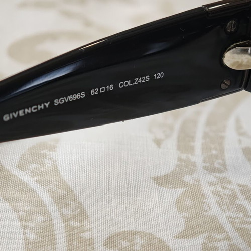 Givenchy SGV 696S-Z42S sunglasses used, black, gradient lenses