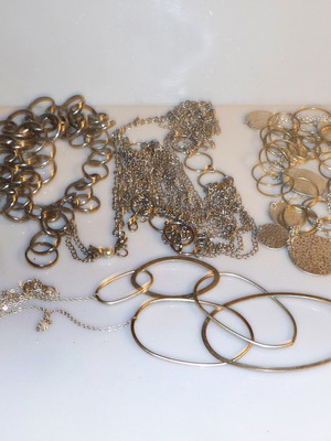 Necklace set with rings like new