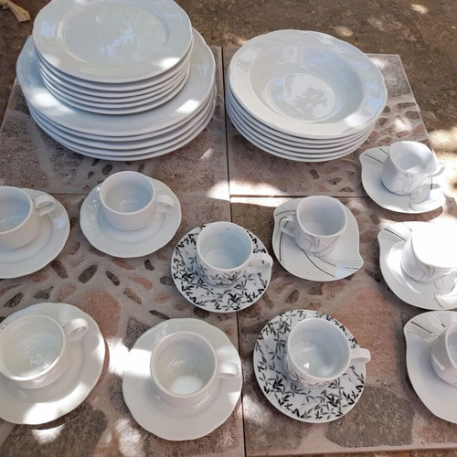 Ionia porcelain dinnerware set 25 pieces like new