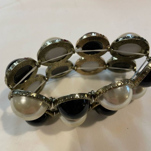 Faux pearl and black cabochon bracelet like new