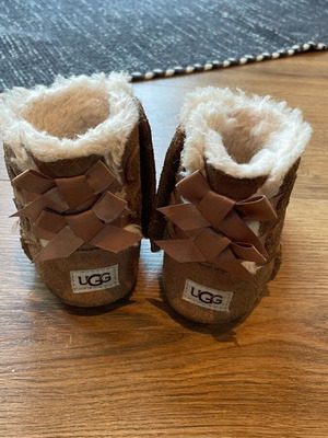 Βρεφικά μποτάκια UGG Baby Bailey Bow 20/21 σαν καινούργια