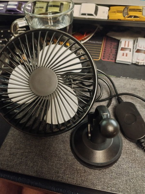 SUITU Rotatable USB Car Fan like new, model R-8039
