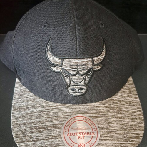 Chicago Bulls Snapback Hat authentic, like new