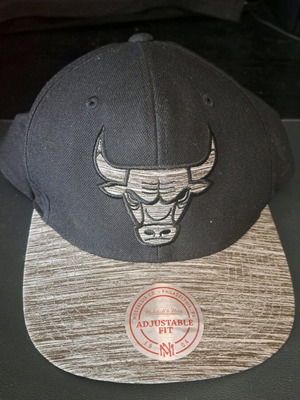 Chicago Bulls Snapback Hat authentic, like new