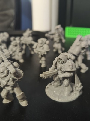 Σετ 28 μινιατούρες Warhammer σαν καινούργιο για επιτραπέζια παιχνίδια