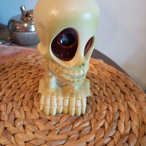 Plastic skull vintage used, not working