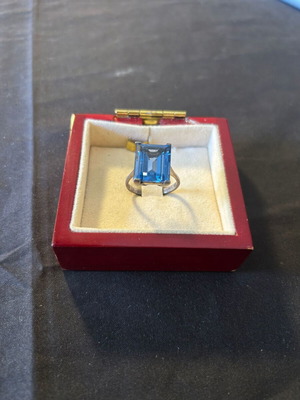 Silver 925 ring with blue stone like new