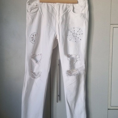 BSB White Mid Rise Jeans with Rips and Crochet Designs Size 28 Like New