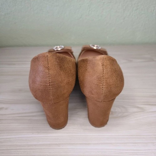 Brown-tan pumps size 39 like new with decorative buckle