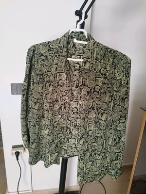Women's shirt lightly worn, size XL