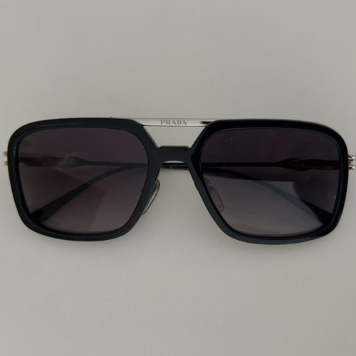 Prada sunglasses like new, black